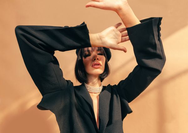 Comment la mode féminine influence-t-elle notre perception culturelle ?