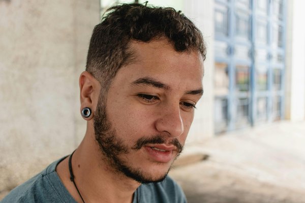 La fausse boucle d'oreille pour homme : tendance et élégance